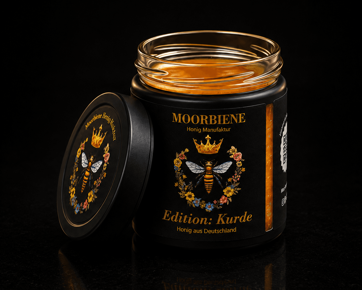 MoorBiene — geöffnetes Honigglas mit finalem Etikett